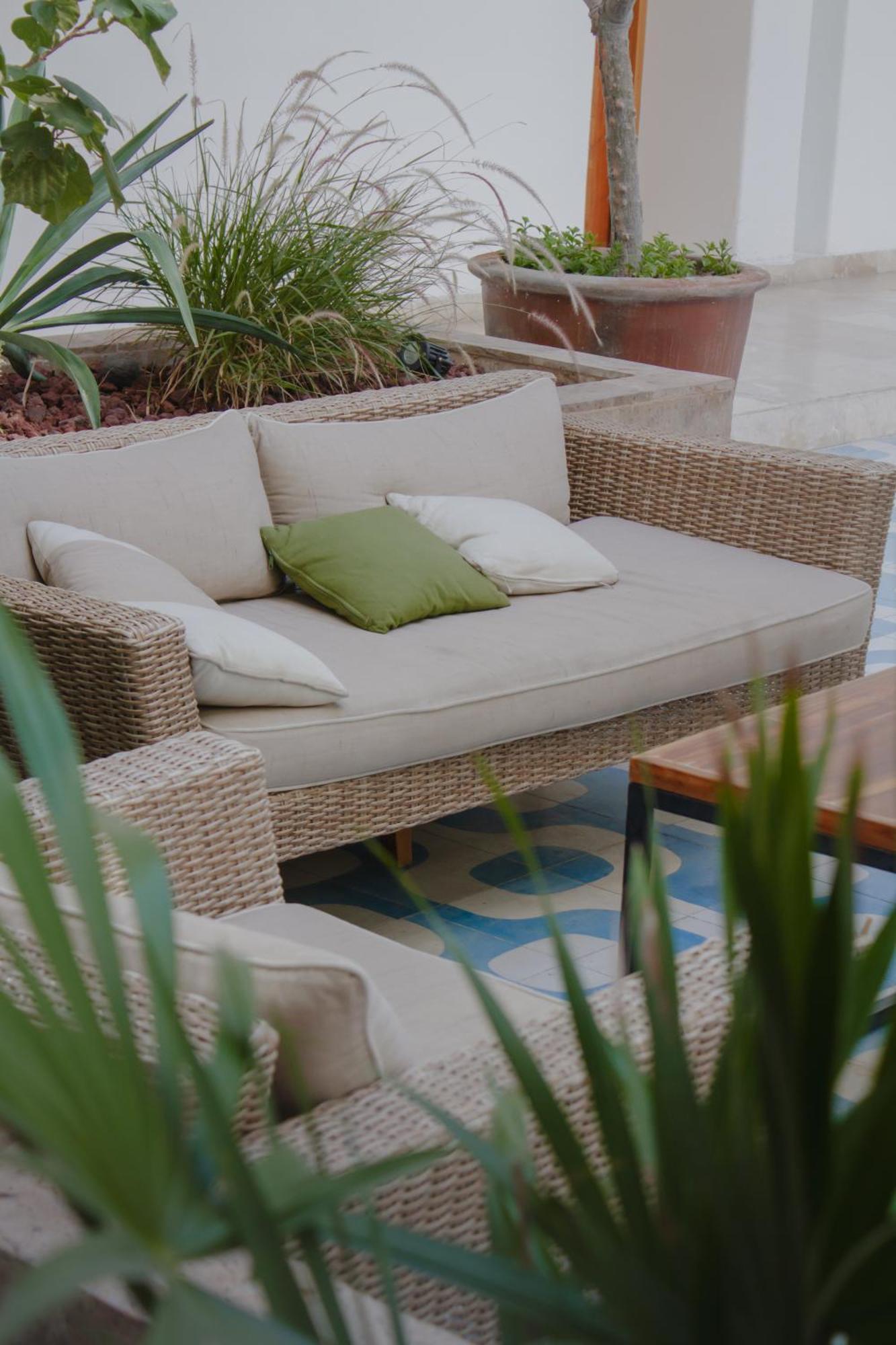 Hotel Catedral La Paz Exteriér fotografie A rattan sofa