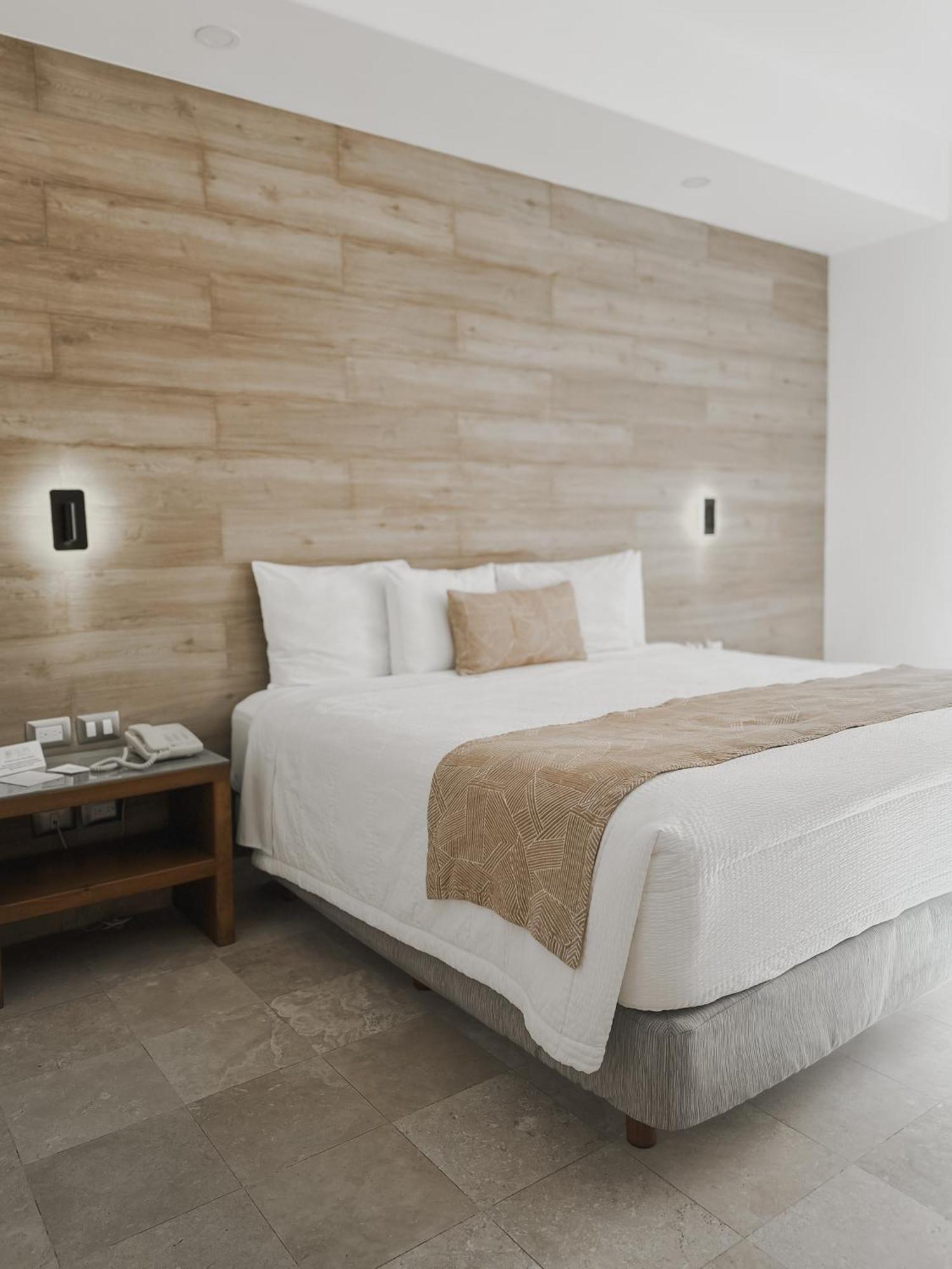 Hotel Catedral La Paz Exteriér fotografie A bed with a bed runner