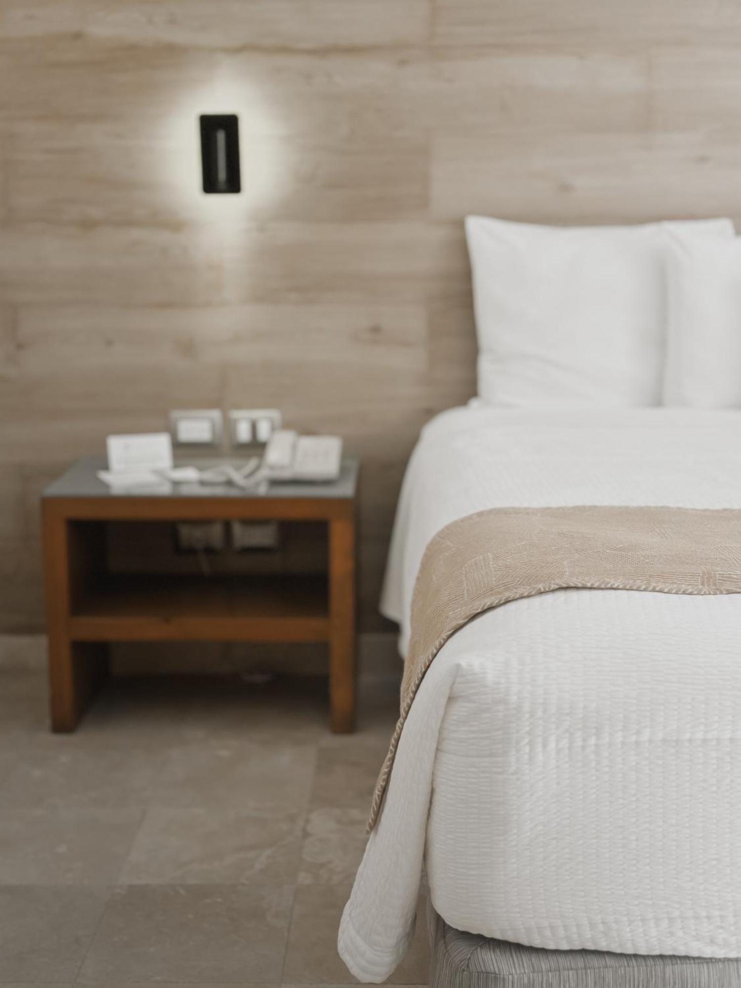 Hotel Catedral La Paz Exteriér fotografie A bedside table