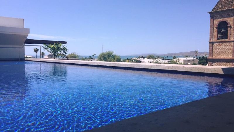 Hotel Catedral La Paz Exteriér fotografie Infinity pool at the hotel