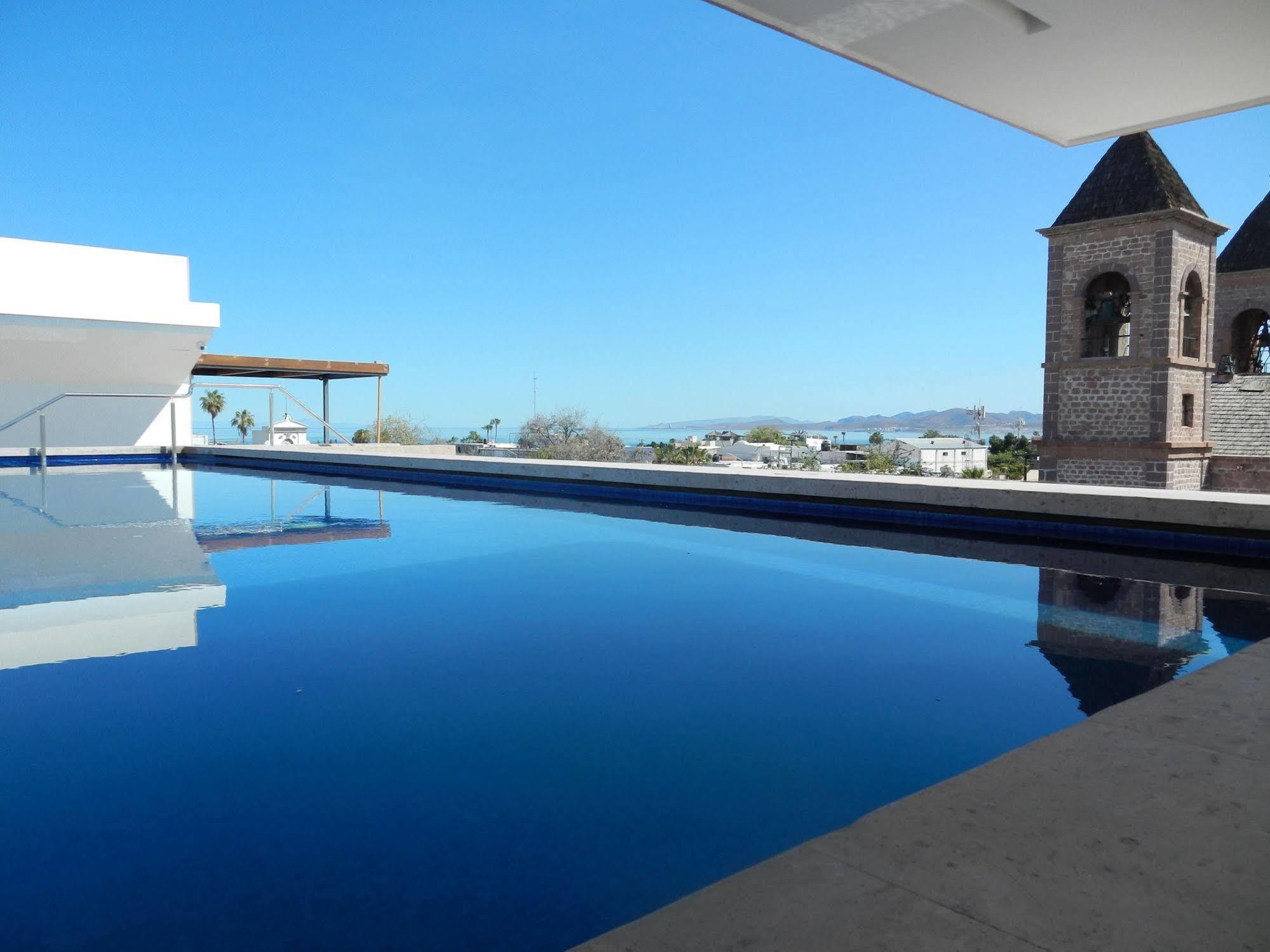 Hotel Catedral La Paz Exteriér fotografie View of the swimming pool